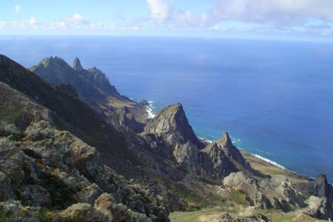 Expedição inédita explora região mais remota da costa brasileira, revelando rica vida marinha e formação submersa