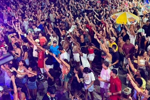Marataízes vive terceira noite histórica de Carnaval com multidão na Avenida Atlântica